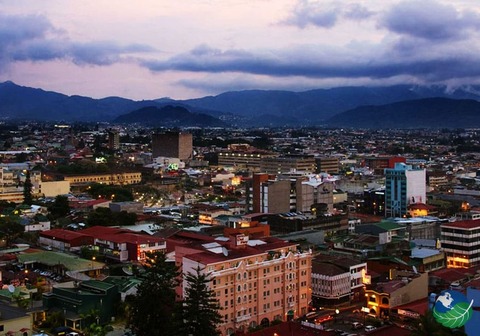 San José at dusk with the mountains of the Central Valley behind